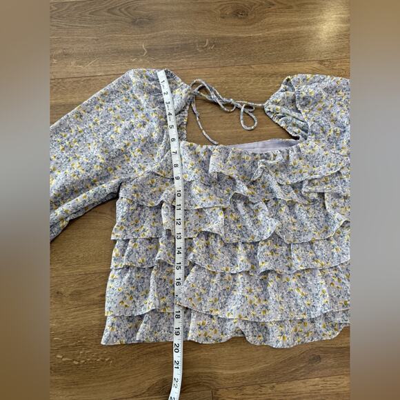 ASTR The Label Blue Ditzy Floral Ruffle Front Open Back Blouse Size Large - Picture 8 of 8